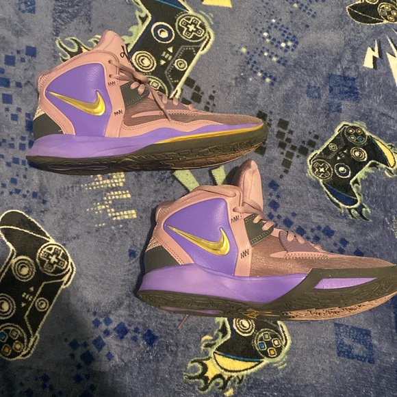Kyrie Irving Nikes 7Y=8.5W - Picture 1 of 5